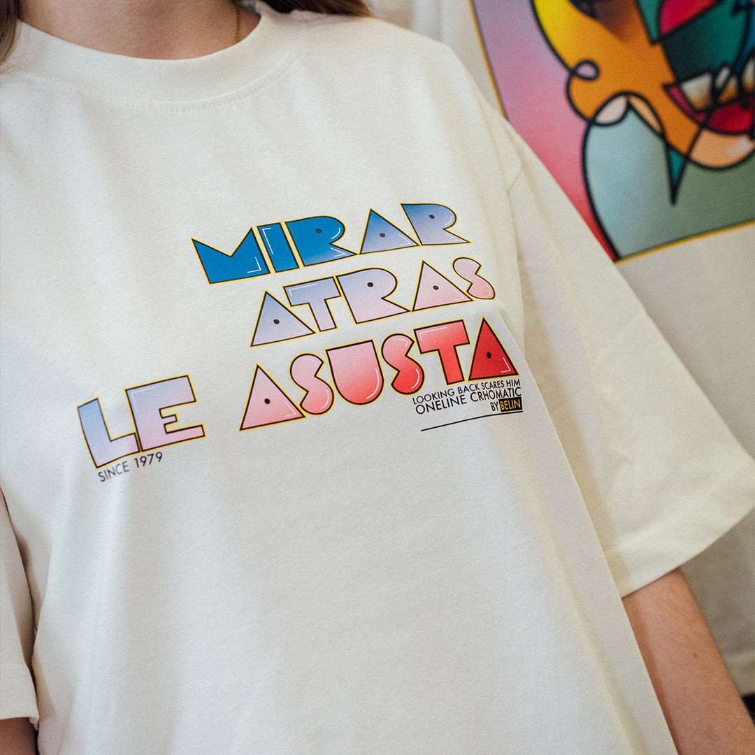 "Mirar atras le asusta" T- Shirt Limited Edition